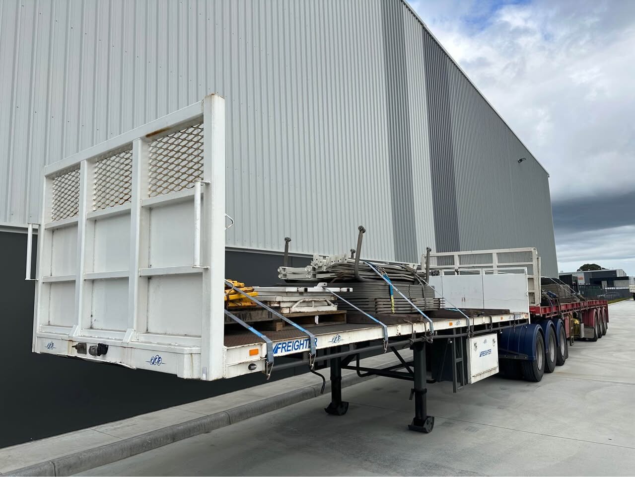 2006 Maxitrans st3 12-pallet flat top a trailer